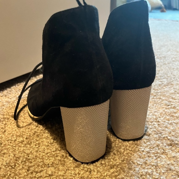 Black boots with white snake skin heel - Picture 4 of 6